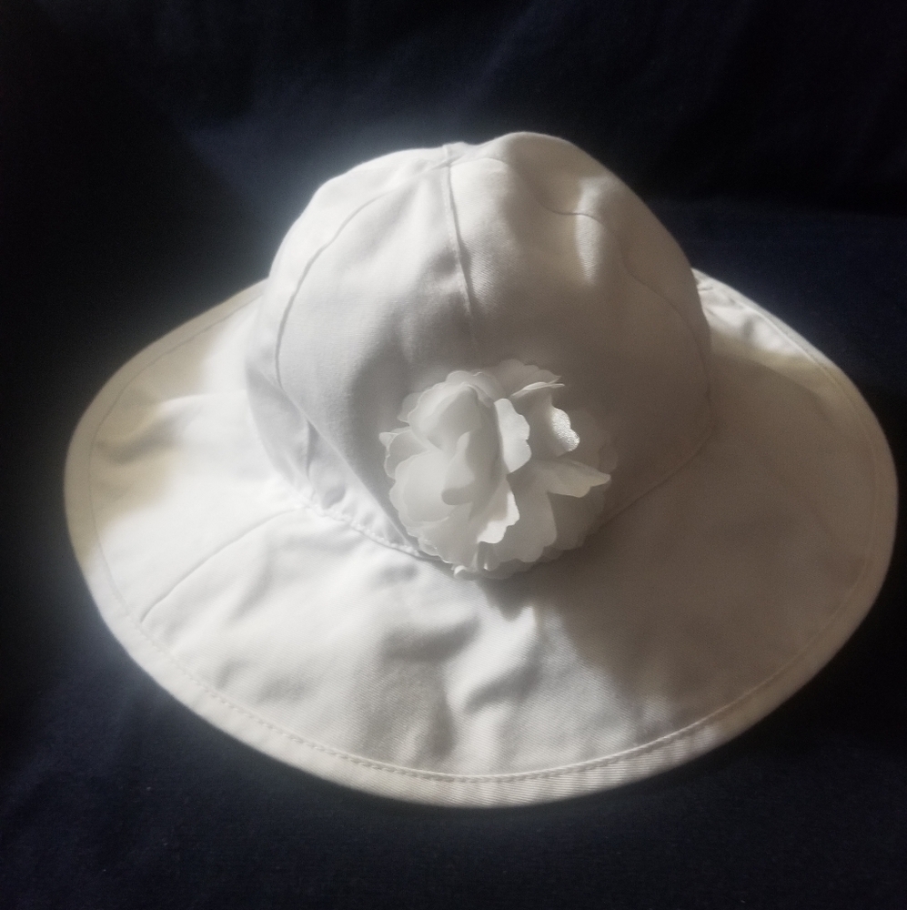 Sweet white cotton/poly sz M hat w flower